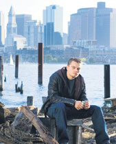 Moi, mä oon Leonardo di Caprio ja tää leffa on The Departed. Tossa mun takana näkyy kaakkois-Manhattan.