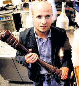 Henrik Poulsen vahvisti ravintolarypästään Georgella.