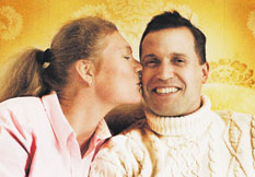 Taina, 39, ja Pasi, 42, Pajunen tapasivat Kallessa maaliskuussa 1997. Häitä pariskunta vietti marraskuussa. Kallessa on metallilaatta sillä paikalla, jossa ensikohtaaminen  tapahtui: “Pasi ja Taina, Tästä se alkoi 27.3.97.”