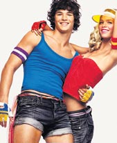 Benettonin mainospoika taitaa tietää, että mikroshortsit ovat huippumuodikkaat.