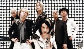 Ola Salo suunnittelee itse esiintymisvaatteensa: “Olen innostunut Greta Garbo -tyylisestä 30-luvun muodista. Minulle muoti ei tarkoita tyylikkyyttä vaan eskapismia.”