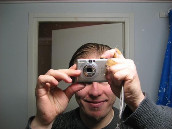 Hymyilen, mutta lälläslää hymyileviä silmiäni ette tällä kertaa näe ! =D