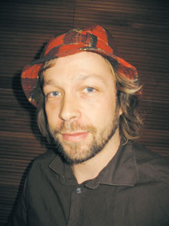 Toni Rantanen saa käsintehdyt kaiuttimet.