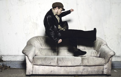 Tuomo, älä hypi sohvalla.