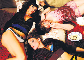 Vuosi sitten Louise teki MySpace -sivustot nettiin. “Kahden kuukauden päästä aloimme saada kutsuja ulkomaille.”