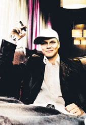 Kortin viemää. Ilari Sahamies kiertää European Poker Tourilla, mutta pitää enemmän nettipokerista.