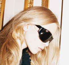 Yves Saint Laurentin lasikokoelma on nimeltään Muse Collection. Yksityiskohdat ovat kullanvärisiä.