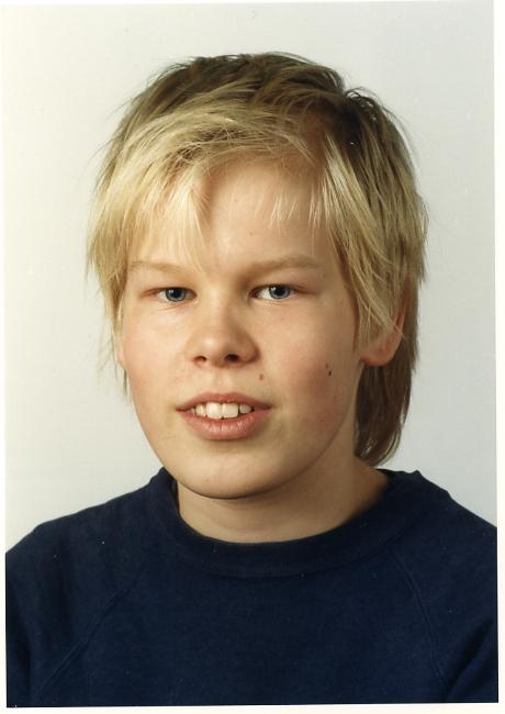 Tässä vielä söpö 7-luokkalainen.. =p Futishullu & tukkaakin piti jo kasvattaa, eläköön heavymetalli ! =D