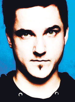 Deejii Orkidea kumartaa Meccaan päin.