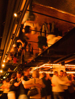 Wanhan tanssikellarissa yhdistyvät ilo ja epätoivo.