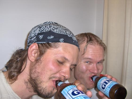 Joskus ryyppään myös kamujen kanssa.. =D