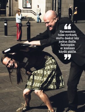 Ari "pasifisti" Peltonen kouluttaa feissaria.