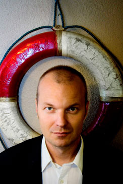 Arno kotro on niin huolissaan miehen uhanalaisesta asemasta, että toimitti asiasta kirjan.