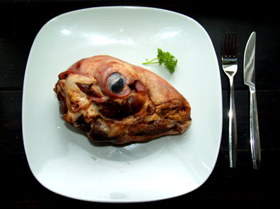 Vimmalla oli karitsa. Bond-leffassa tuttu silmäherkku lautasella.