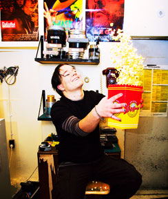 Kino Tapiolan Aatu Puotanen osaa myös heitellä popcorneja.