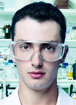 No niin, nyt on silmät suojattu. Tiesittekö, että kaupassa myydään myös antibakteerisia tyynynsuojia, mikroaaltouunia, moottoripyöräkypäröitä, jääkaappipakastimia ja kahluuhousuja?