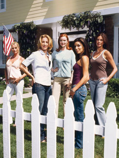 Täydelliset naiset tulee Neloselta ja keittokirjasta.