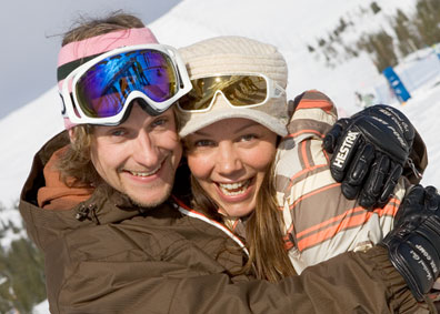 Kukkuu! Ylläksen hiihdonopettajat Timo Aaltonen ja Tiia Törrö.