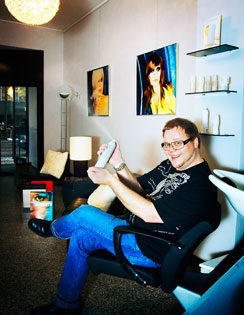 Tätä voi jo sanoa palveluksi. Hannu Kallion kampaamossa voi leikkuun lomassa syödä vaikka lounaan.