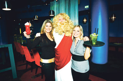 “Jeesus” tarjoilijaksi? Hinta 1492 euroa. Toisen kainaloon liimaantuneista tarjoilijoista saa viidellä sadalla.