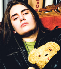 Tilu lilu. André Linmanilla on kymmenen kitaraa ja tusina pehmoleluja. Kitaroista hän vielä joutuu maksamaan.