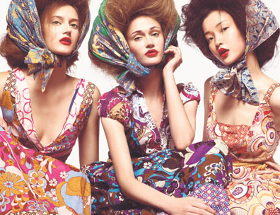 Benetton yhdistää erilaisia ja erivärisiä huivikuvioita taidokkaasti.