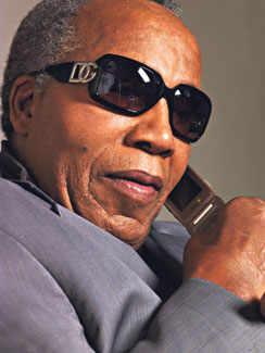 Kaipaan rahojani, kertoo Frank Lucas toimittajalle puhelimessa.