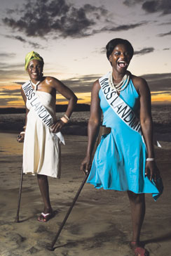 Morten Traavik muistuttaa toimittajaa, ettei Suomi ole vieläkään ratifioinut maamiinoja kieltävää Ottawan sopimusta.