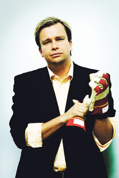 Sushifriikki Antti Kaikkonen nauraa itselleen ja Pertti Jarlan Fingerpori-sarjakuville.