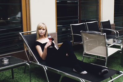 Ahjo Barin Elina Pekkanen näyttää mallia miten aurinkotuolissa istutaan..