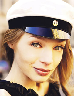 Johanna Väisänen, 18, yo/muotikuvissa.