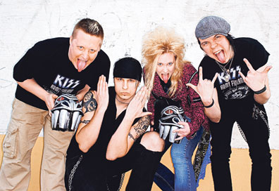 Kissin hurjat fanittajat Jouko Väänänen, Matti Martikainen, Maura Haimola ja Samuli Väänänen odottavat bändin keikkoja jo kieli pitkällä.