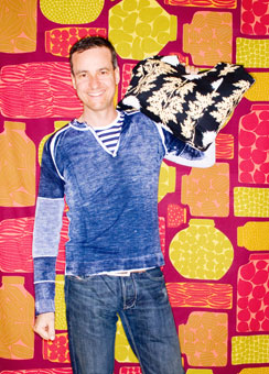 Mika ihamuotila Marimekon Tasaraidassa, Cavallin neuleessa ja Dieselin farkuissa.