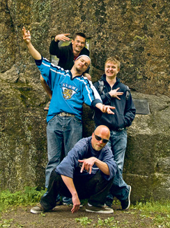 Kovaa kyytiä Kontulassa – vuodesta 1964. Kuvassa matkaoppaat ja Kontulan kiveen muurattu perustamisasiakirja.