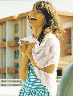 Olivia Bouyssou Merilahtea naurattaa. Esikoislevy A Mouthful oli Ranskan listan ykkönen.