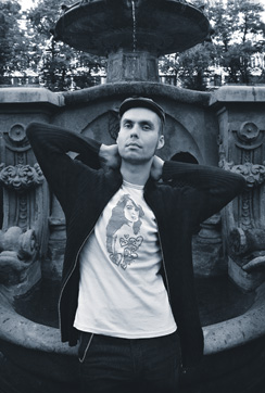 Antti Nylénillä on Anna Abreu -paita. “En välitä Abreun musiikista, mutta Anna itse on täydellinen pala ainetta. Kuka voisi väittää muuta?”, hän toteaa.