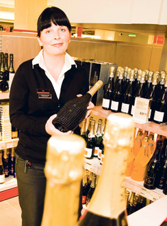 Salomonkadun Alkon myyjä Suvi Sinivirta ja 225 eurolla samppanjaa.