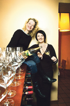 Ester Himonas ja Piia Luoto lisäsivät siiderit valikoimiinsa.