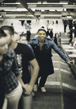 Suomalais-kenialainen Jani Toivola rullaportaissa. Arvaa kuka?