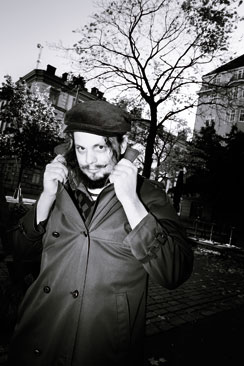 Stefan Nymanin äiti siivoaa ja isä ajaa metsäkonetta.