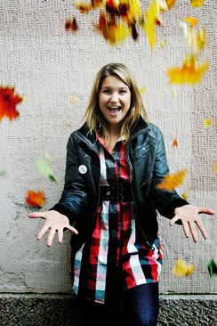 ”Uuden levyn biisi Annie and I kertoo oikeasti mun Anni-kaverista. C-osassa se kuolee. Anni oli että tapoit mut, kiitti vaan.”