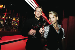 D.D.R:n ravintolapäällikkö Mikko ja tarjoilija Vivian.