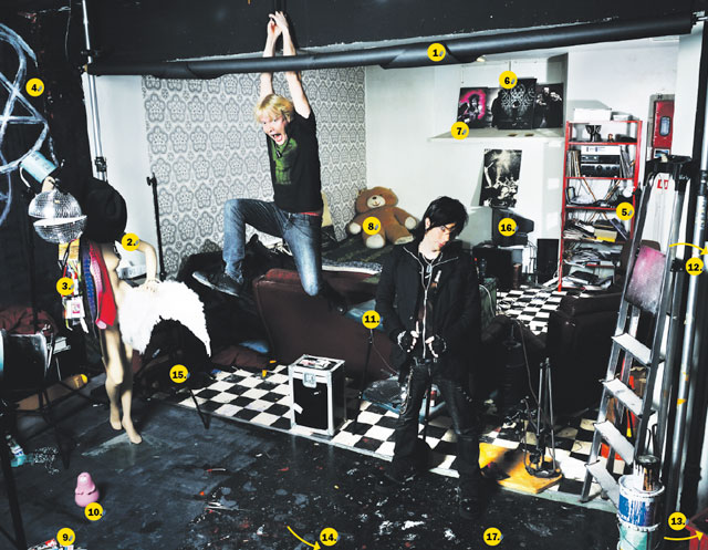 kun Juurikkalan studiolle murtauduttiin ensimmäistä kertaa, katosivat sieltä 69Eyesin kirjaa varten otetut kiertuekuvat. Kuvia ei koskaan löytynyt.