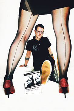 Wallu Valpio ja naisystävän sääret, jotka ovat tässä ensi kertaa julkisuudessa.