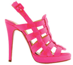 Christian Louboutin suunnitteli kengät Yves Saint Laurentin viimeiseen kokoelmaan. Hän oli ensimmäinen ja viimeinen, jonka kanssa Yves Saint Laurent suunnitteli yhteistyössä.