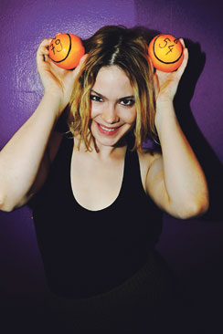 Pihla Viitala ja bingopallot (päässä).