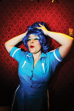 Kiki Hawaijin hiuskoriste on todellisuudessa nänninpiilotin.