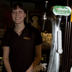 Baarimikko Mari esittelee Rennon uutta hanaa.