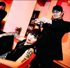 Kun otat, föönaa. Rami Luusua ja Erica Sjöund.