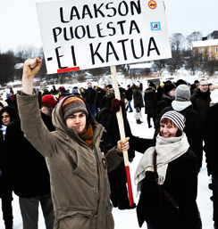 Älkää viekö meidän puistoa, itkevät Tuomas Vimma ja mielenosoituskaverit.
